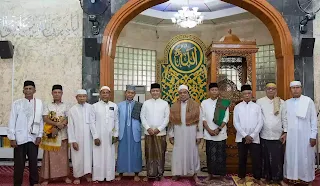 Pj.Gubernur NTB Berikan Bantuan ke Masjid Agung Nurul Huda Sumbawa