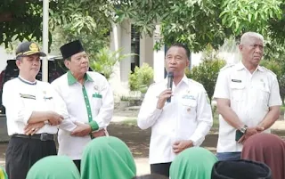 Pjs. Bupati Sumbawa Serahkan Bantuan Pendidikan Kepada GTT dan Siswa SD Muhammadiyah