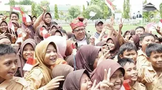 Wamen PKP Fahri Hamzah Disambut Antusias Warga Sumbawa, Pjs Bupati : Menjadi Memori Indah Generasi Sumbawa Masa Depan
