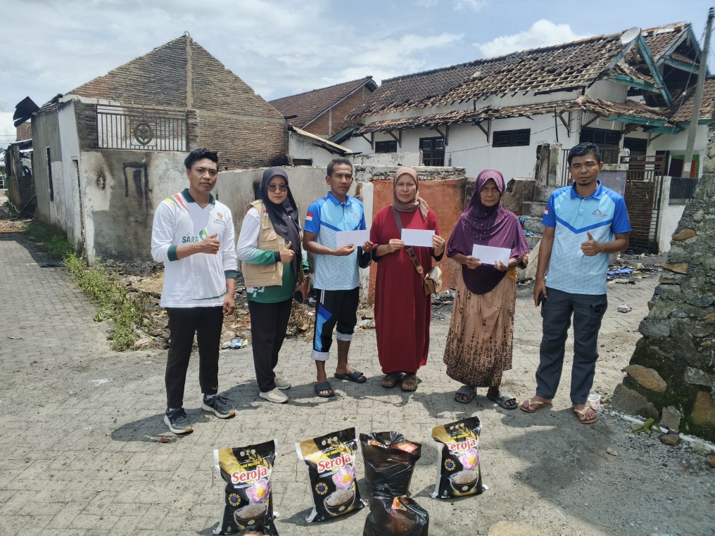 Peduli, BAZNAS Sumbawa Berikan Bantuan Warga Korban Kebakaran