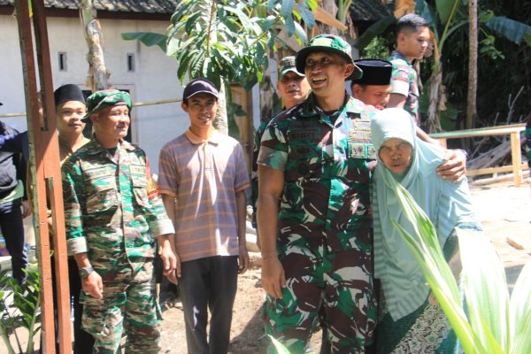 Satgas TMMD ke 121 Kodim 1615/Lotim Bantu Warga Rehab RTLH