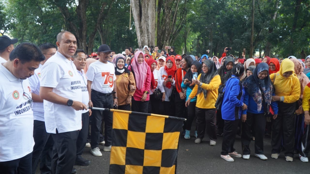 Pj. Bupati Langkat Faisal Hasrimy Lepas Ribuan Guru dalam Gerak Jalan Santai HUT PGRI ke-79