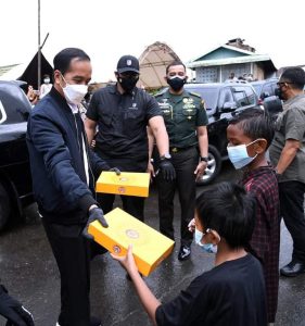 Presiden Jokowi Tinjau Sarana Terdampak Bencana Banjir di Kabupaten Banjar