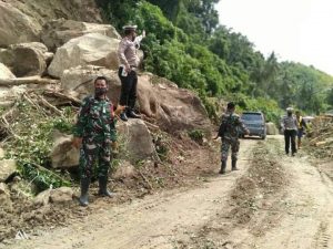 Sempat Terputus, Tim Gabungan Pulihkan Jalan Tertimbun Longsor