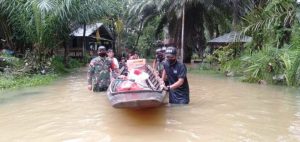 Satgas Yonif 642 Kapuas Bersama Polisi dan Pemerintah Desa Salurkan Bantuan Bagi Korban Banjir