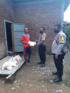 Bhabinkamtibmas Polsek Plampang Salurkan Bantuan Beras Untuk Korban Banjir
