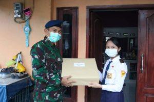 Danlanud ZAM Serahkan Seragam Sekolah ke Pelajar SMA Pradita Dirgantara Asal NTB