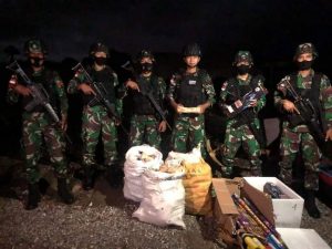 Satgas Yonif RK 744 Gagalkan Penyelundupan Kayu Cendana dan Kembang Api