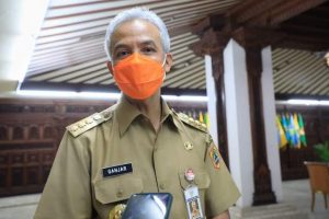 Serahkan Bantuan Tunai, Ganjar : Jangan Buat Beli Rokok!