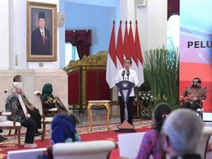 Presiden Jokowi Minta Menteri dan Gubernur Kawal Proses Penyaluran Bansos