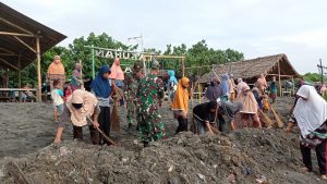 Koramil Labuhan Haji dan Masyarakat Kompak Bersih Lokasi Wisata Dari Tumpukan Sampah