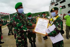 Seribu Personel Satgas Zeni TNI Dilepas Koordinator Staf Ahli BNPB di Dermaga Gili Mas Lembar