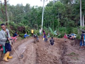 Puluhan Tahun Jalan Rusak Pasrah, Warga Borong Bulo Tanam Pohon Pisang Ditengah Jalan