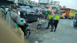 Ciptakan Lalu lintas Lancar, Polantas Polsek Sunggal Timbun Jalan Rusak