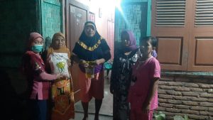 Validasi Sampai Malam Hari, Pendamping PKH Dolok Masihul Bantu Ibu Kartiah.