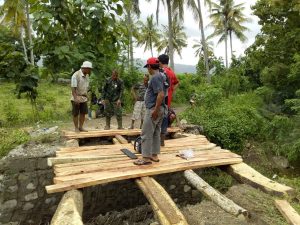 Babinsa Desa Goa Koramil 1628-05/Jereweh Bantu Pembuatan Jembatan Darurat