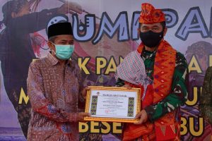 Kunjungi Lombok, Pangdam IX/Udayana Terima Gelar Arya Patinglaga Wiranegara