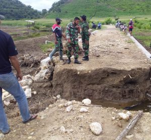 Koramil Jajaran Kodim 1628/SB Gotong Royong Bersama Masyarakat Di Wilayahnya