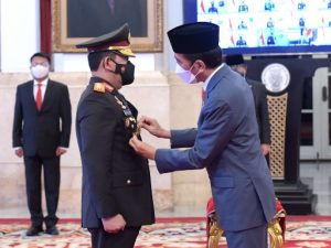 Jenderal Listyo Sigit Secara Resmi Menerima Panji Polri Tribrata Dari Jenderal Idham Azis