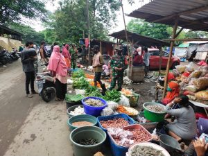 Babinsa Koramil Sumbawa Himbau Pengunjung Pasar Patuhi Prokes