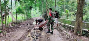 Latihan Pratugas Yonif 742/SWY Diisi Dengan Pembersihan Saluran Irigasi dan Pemasangan Gorong-gorong