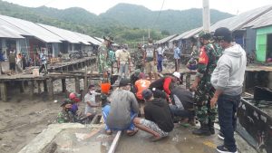 Kodim 1628/SB Bersama Masyarakat Gotong Royong Perbaiki Jalan Rumah Apung Dan Imbau Sop Protokol Covid -19