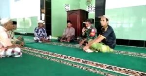 Babinsa Koramil 12/Moyo Hilir Sosialisasi Penerapan Disiplin Protokol Kesehatan Covid-19 di Masjid Al-Ihklas.