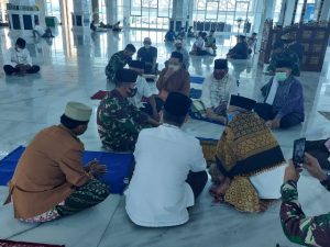 Kunker ke Sultra, Pangdam Hasanuddin Tinjau Sarana Fitness Korem 143 dan Shalat Jumat di Masjid Al-Alam