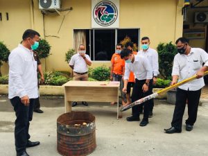 Sat Narkoba Polres Sergai Bakar 12,8 Kg Ganja Kering