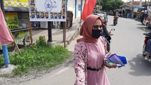 Tidak Ada Kata Lelah, Kasat Binmas Polres Batu Bara Bagi Masker & Handsanitizer