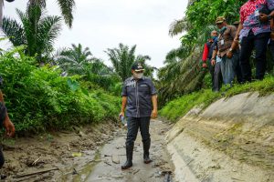 Bupati Batu Bara turun ke gorong gorong pintu air sungai serba jadi
