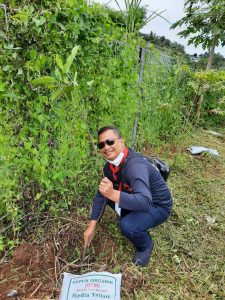 Sambut HUT PDI-Perjuangan Ke-48, Putra Sipispis Nanam Pohon di Bantaran Ciliwung.