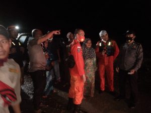 Polsek Kotarih & Tim Gabungan Selamatkan Keluarga Terjebak Air Bah