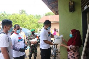 Polres Tebing Tinggi Gelar Gowes Sambil Membagikan Masker dan Sembako Sekaligus Ziarah dan Tabur Bunga di Pemakaman Covid-19