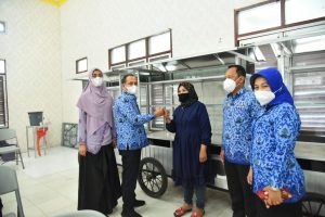 Bupati bersama Ketua TPP PKK Kabupaten Batu Bara Menyerahkan Bantuan Peralatan Produksi Bagi Pelaku Koperasi Dan UMKM