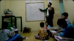 Bripka Ali Maghfur Bagikan Ilmu Agama Kepada Anak-Anak dengan Mengajar Mangaji