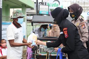 Polda Banten Peduli Warga, Gelar “Warung Jum’at” Bagikan Nasi Bungkus kepada warga
