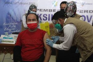 Mantap! ketua DPRD Sumbawa Jadi Penerima Vaksin Covid-19 Perdana di Sumbawa