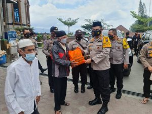 Kapolres Simalungun Dampingi Pembagian 250 Paket Sembako Dari Kapolda Sumut