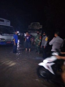 Hujan Labat Rendam Puluhan Rumah, Koramil Labuhan Haji dan Polsek Sigap Bantu Warga Bongkar Saluran Irigasi