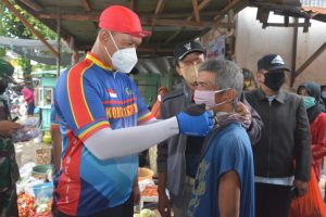 Sambil Gowes, Danrem 162/WB Sosialisasi Prokes Covid-19 dan Berbagi Sembako