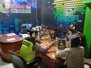 Talkshow di Radio, Satlantas Polres Sergai Sosialisasi Kamseltibcar Lantas dan Pencegahan Covid-19