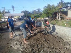Tangkal Terjangan Covid Babinsa mengajak warga gotong royong dan warga Disiplin Protkes