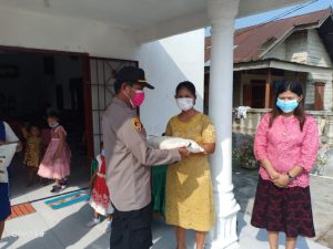 Minggu Kasih, Polsek Firdaus Bagikan Sembako Kepada Jemaat Gereja