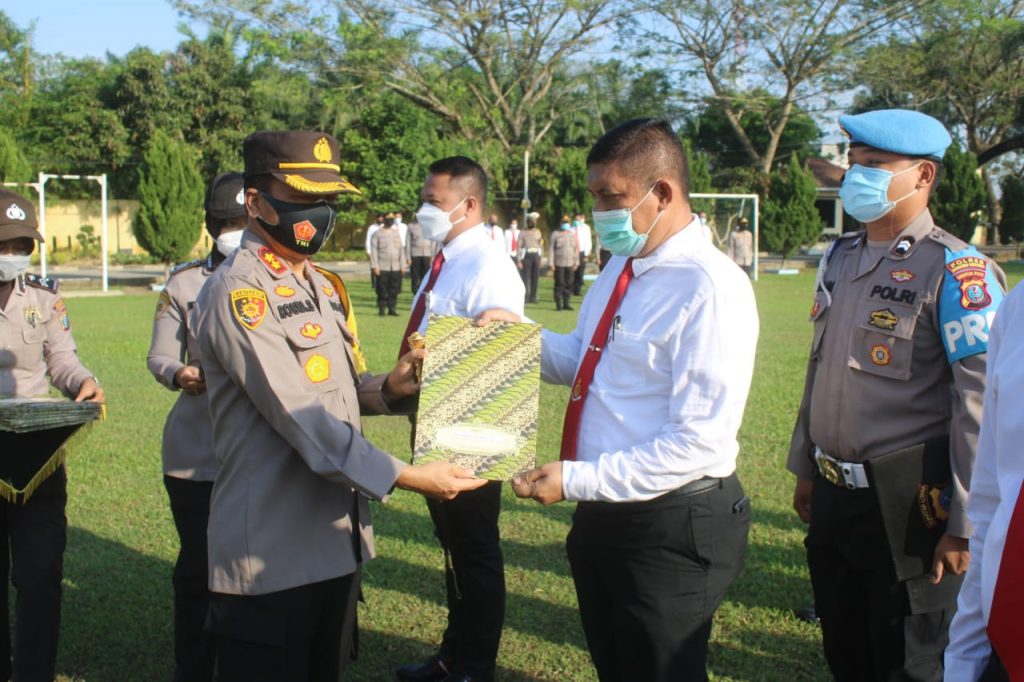 Kapolres Sergai Berikan Piagam Penghargaan 36 Personil dan Desa Kampung Tangguh