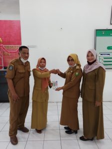 Sukses Realisasi PBB, Lurah Pekat Dapat Reward Dari Bappenda Sumbawa