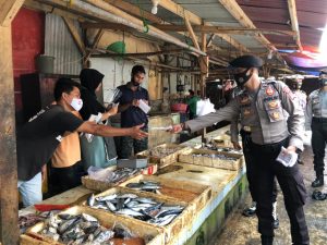 Polda Banten Bagikan 12.000 Masker di Pasar Baros