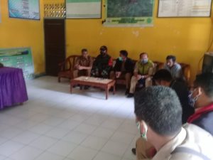 Babinsa Desa Saloto Laksanakan Komsos Imbau Masyarakat dan Pemerintah Desa Saloto Patuhi Prokes 3 M, 3 T