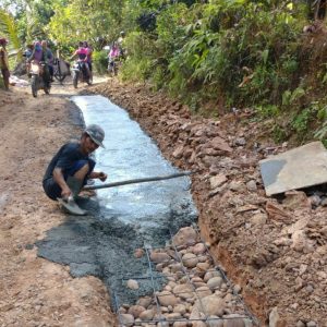 Masyarakat Dusun VII Desa Stungkit Kecamatan Wampu Gotong Royong Membuat Rabat Beton Secara Mandiri