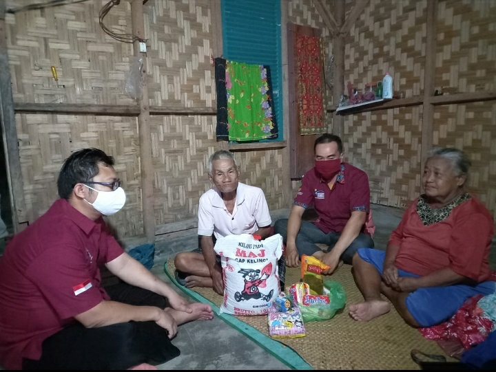 ORANG TUA ADALAH TEMPAT BERBAGI PENGALAMAN,KORKAB PKH SERGAI BERIKAN BANTUAN KE LANSIA TUNGGAL